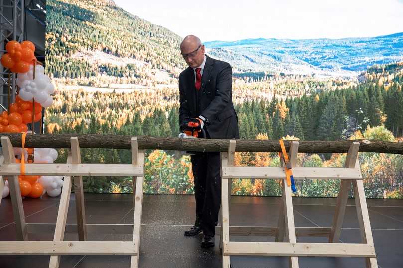 Mit einem Baumschnitt weiht Dr. Nikolas Stihl, Vorsitzender STIHL Beirat und Aufsichtsrat, das neue Werk symbolisch ein. | Foto: Stihl