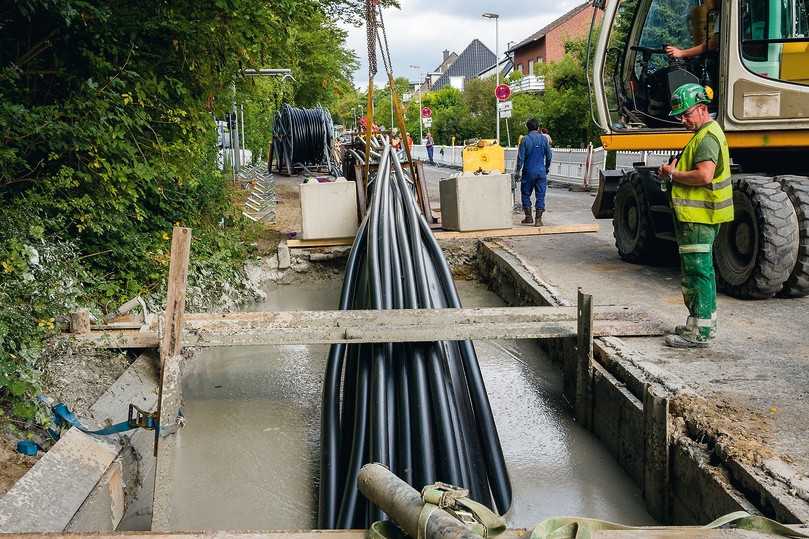 Die einzelnen Schutzrohre werden als komplettes Leitungsbündel in das Bohrloch eingezogen. | Foto: Dirk Balzer, Stadtnetze Münster GmbH Die einzelnen Schutzrohre werden als komplettes Leitungsbündel in das Bohrloch eingezogen. | Foto: Dirk Balzer, Stadtnetze Münster GmbH