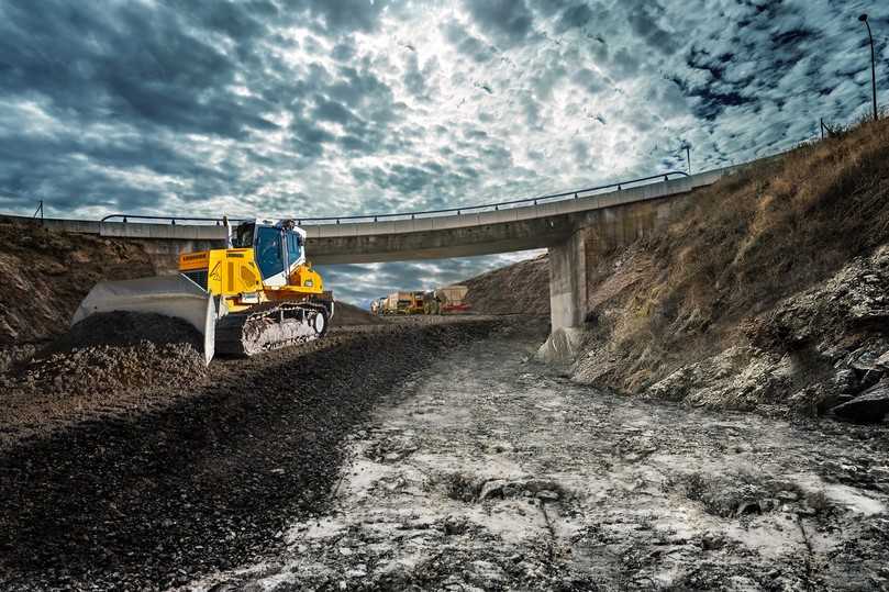 Passgenau je nach Anforderung: die Planierraupe PR 726 G8 im Straßenbau | Foto: Liebherr Passgenau je nach Anforderung: die Planierraupe PR 726 G8 im Straßenbau | Foto: Liebherr