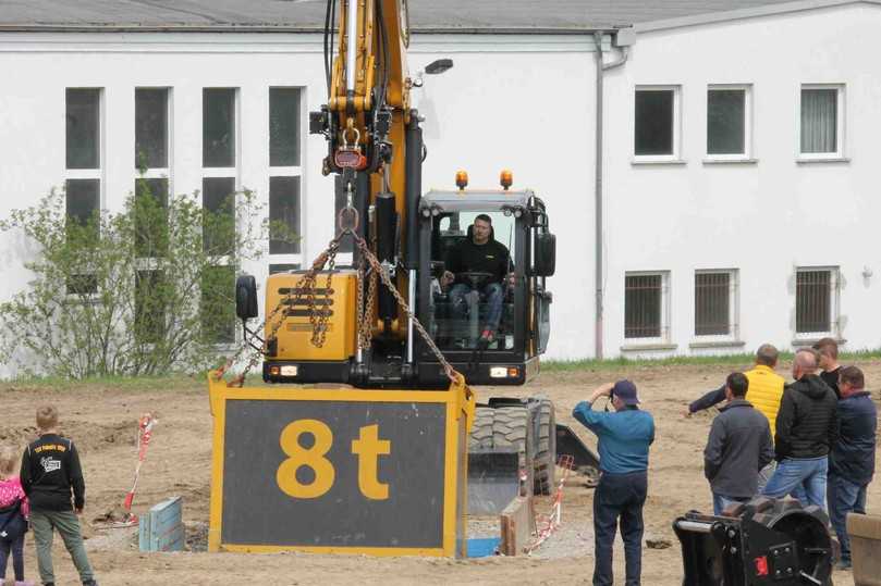 Hydrema-Mobilbagger in Aktion: Der Hubtest mit dem 8-Tonnen-Gewicht gehört zum festen Repertoire jeder "Citybagger"-Vorführung. | Foto: Hydrema Hydrema-Mobilbagger in Aktion: Der Hubtest mit dem 8-Tonnen-Gewicht gehört zum festen Repertoire jeder "Citybagger"-Vorführung. | Foto: Hydrema