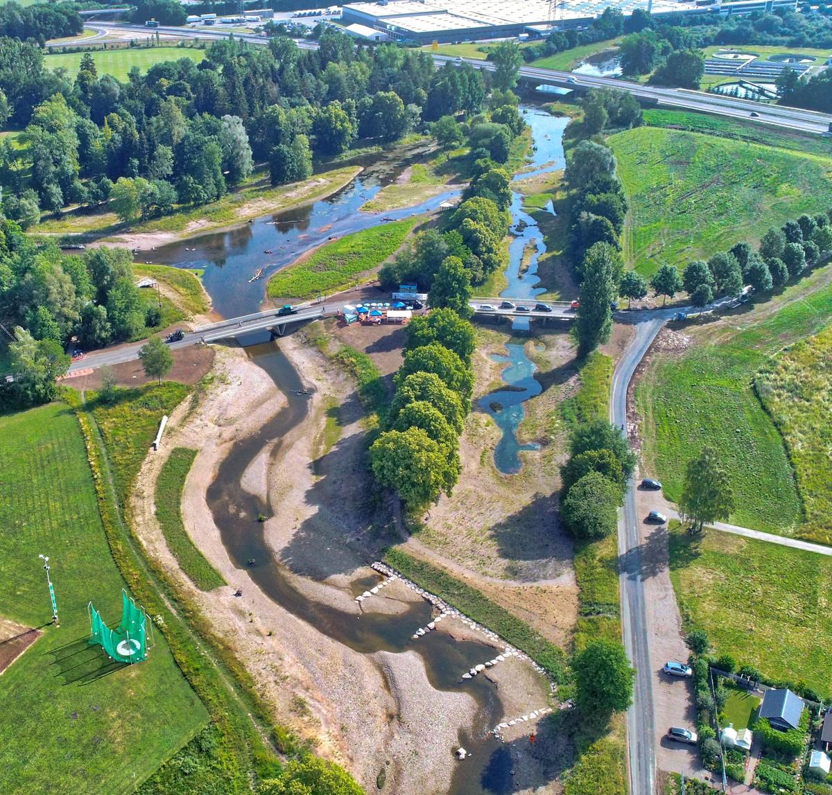 Zusammenfluss von Brigach und Breg. Unter gewässerökologischen Aspekten wurde dieser Ort des Donau-Ursprungs renaturiert, Fertigstellung 2022. Links unten im Bild Sportflächen des SSC Donaueschingen. | Foto: rom-foto.de Zusammenfluss von Brigach und Breg. Unter gewässerökologischen Aspekten wurde dieser Ort des Donau-Ursprungs renaturiert, Fertigstellung 2022. Links unten im Bild Sportflächen des SSC Donaueschingen. | Foto: rom-foto.de