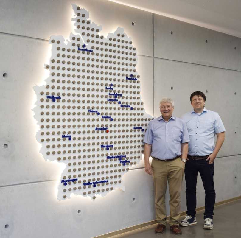 Die neu aufgestellte Maxit Gruppe unterhält künftig 17 Standorte in Deutschland und Tschechien mit insgesamt über 1.200 Mitarbeitern – informierten Hans-Dieter (li.) und Sebastian Groppweis, geschäftsführende Gesellschafter der Bergmann-Maxit-Gruppe. | Foto: Maxit Gruppe