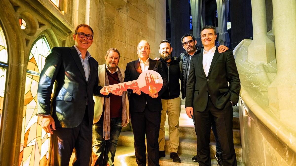 Offizielle Übergabe des Liebherr-Krans (v.l.): Fernando Villa (Sagrada Familia), Antonio Cerezo (Grúas Cerezo), Tobias Böhler (Liebherr Ibérica), Daniel Morales (Sagrada Familia), Miguel Cerezo (Grúas Cerezo) und Roberto Insausti (Liebherr Ibérica). | Foto: Liebherr Offizielle Übergabe des Liebherr-Krans (v.l.): Fernando Villa (Sagrada Familia), Antonio Cerezo (Grúas Cerezo), Tobias Böhler (Liebherr Ibérica), Daniel Morales (Sagrada Familia), Miguel Cerezo (Grúas Cerezo) und Roberto Insausti (Liebherr Ibérica). | Foto: Liebherr