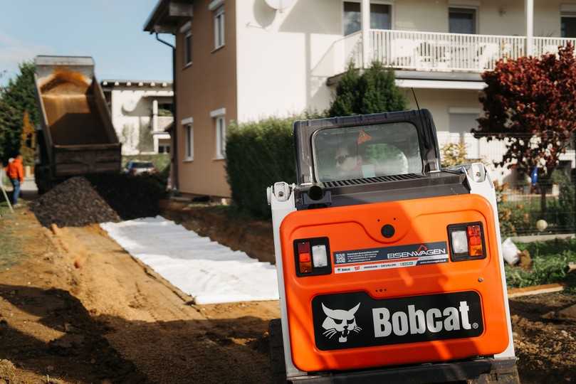 Vorteil des Raupenladers: Die Gummiketten verhaken sich nicht im Geo-Textilvlies. | Foto: Lisa Reiter Vorteil des Raupenladers: Die Gummiketten verhaken sich nicht im Geo-Textilvlies. | Foto: Lisa Reiter