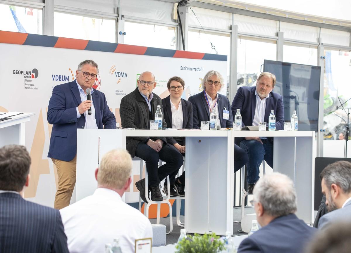 Bei der offiziellen Eröffnung der RATL 2023 am 27. April sprachen (v.l.n.r.) Eric Rehbock (bvse), BW-Verkehrsminister Winfried Hermann, Dr. Sarah Brückner (VDMA), Peter Guttenberger (VDBUM) und Thomas Lück (Deutscher Abbruchverband / InduRec GmbH). | Foto: Messe Karlsruhe