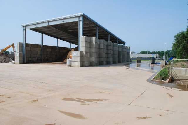 In den überdachten Boxen können auch schwach belastete Boden bis zur Schadstoffklasse Z2 zwischengelagert werden. | Foto: A. zu Eulenburg