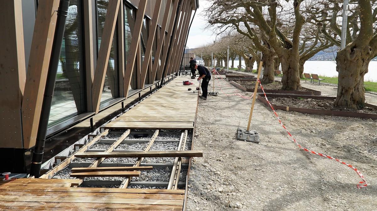 Kurz vor Ostern - Zimmerleute legen im Auftrag von Schöppler das Holzdeck rund ums Gastronomiegebäude an. | Foto: STORZ / Mahrholdt Kurz vor Ostern - Zimmerleute legen im Auftrag von Schöppler das Holzdeck rund ums Gastronomiegebäude an. | Foto: STORZ / Mahrholdt