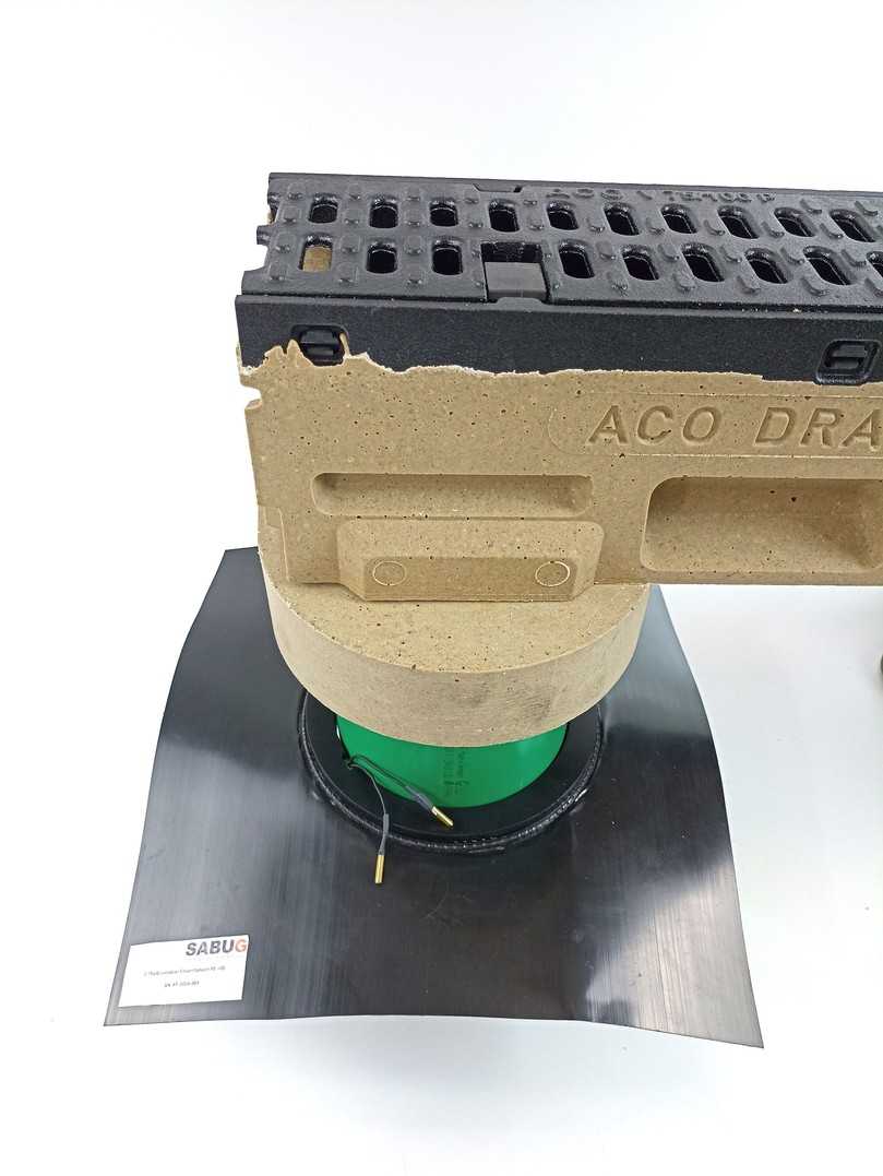 Einfache Montage: Der Flansch wird auf das senkrecht stehende KG2000-Rohr gesteckt, in Position gebracht und dann mit dem Schweißring verschweißt. | Foto: Sabug Einfache Montage: Der Flansch wird auf das senkrecht stehende KG2000-Rohr gesteckt, in Position gebracht und dann mit dem Schweißring verschweißt. | Foto: Sabug