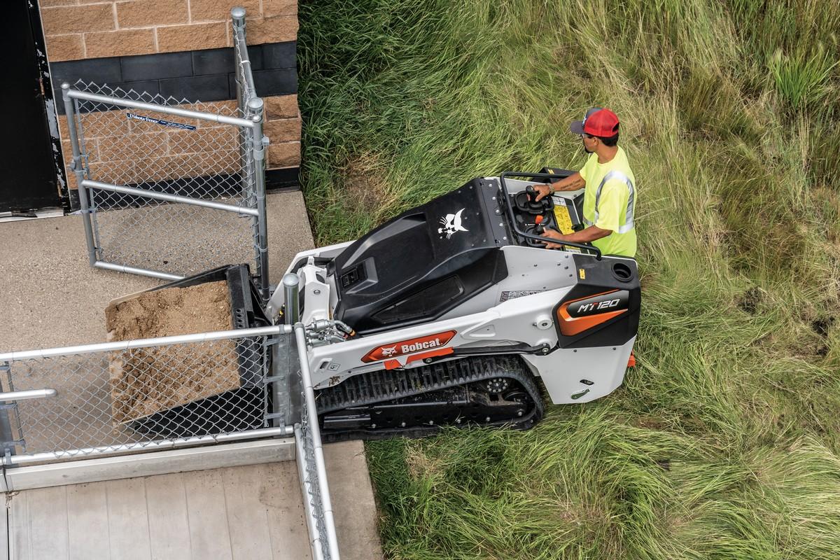 Mehr als 20 kompatiblen Anbaugeräte-Kategorien, bietet der neue Mini-Raupenlader MT120 von Bobcat. | Foto: Bobcat
