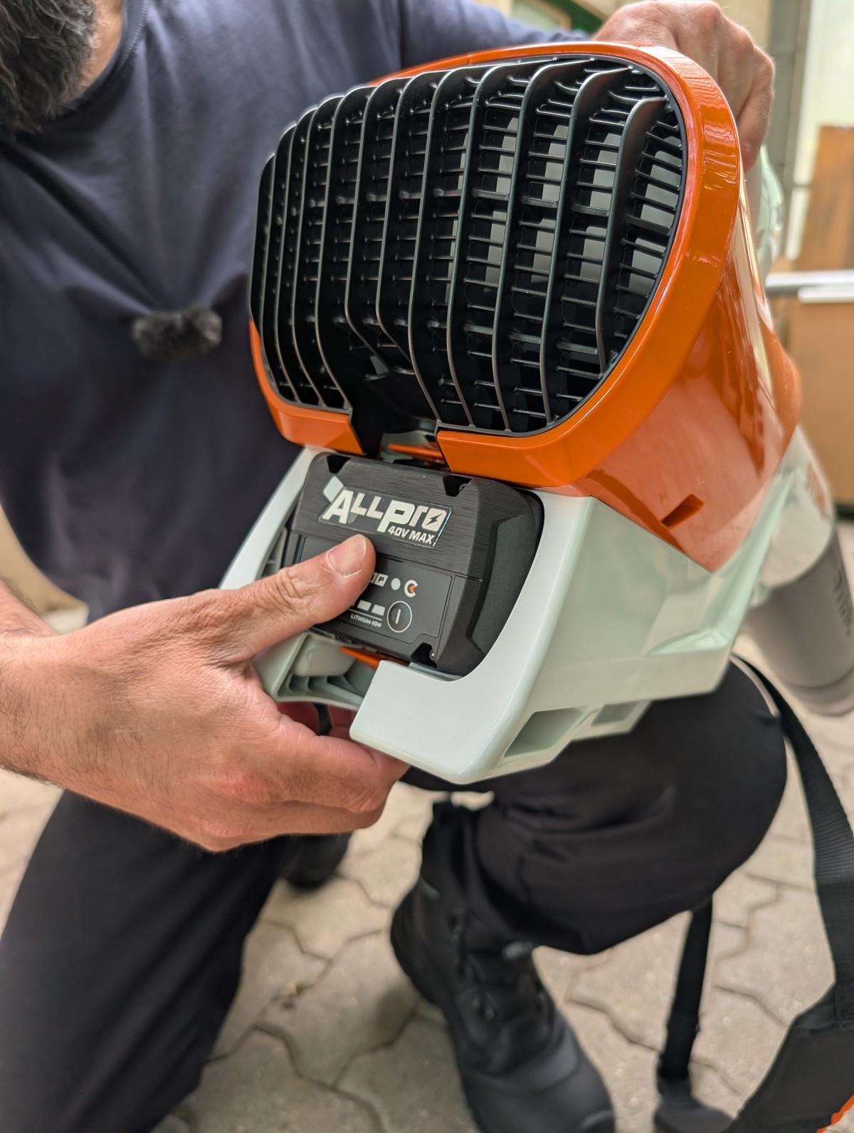 Einfache Bedienung, leichtes Arbeiten, extrem kurze Ladezeit: Hasan Sahin ist begeistert vom Allpro Akku-System von Stihl. | Foto: B_I MEDIEN/Saric Einfache Bedienung, leichtes Arbeiten, extrem kurze Ladezeit: Hasan Sahin ist begeistert vom Allpro Akku-System von Stihl. | Foto: B_I MEDIEN/Saric