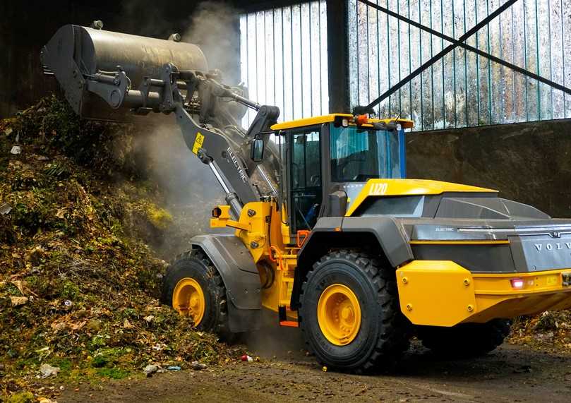 Volvo-Radlader L120 Electric hat einen Permanent-Synchron-Motor mit einer Leistung von 228 Kilowatt. Mit einer Kipplast von bis zu 14 Tonnen lassen sich selbst schwere Mischungen mühelos bewegen. | Foto: Swecon Baumaschinen