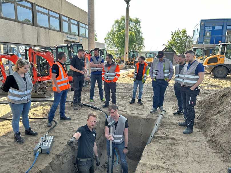 In praxisnahen Schulungen lernen Anwender, die Grundomat-Erdraketen korrekt und sicher zu handhaben. | Foto: Tracto In praxisnahen Schulungen lernen Anwender, die Grundomat-Erdraketen korrekt und sicher zu handhaben. | Foto: Tracto
