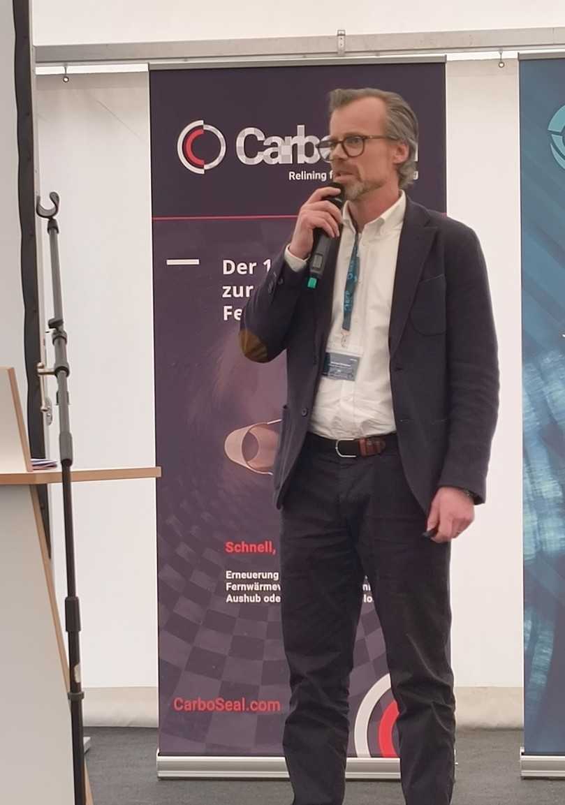 Andreas Martsmann zeigte, was mit dem Fernwärmeliner CarboSeal möglich ist. | Foto: B_I/Valdix