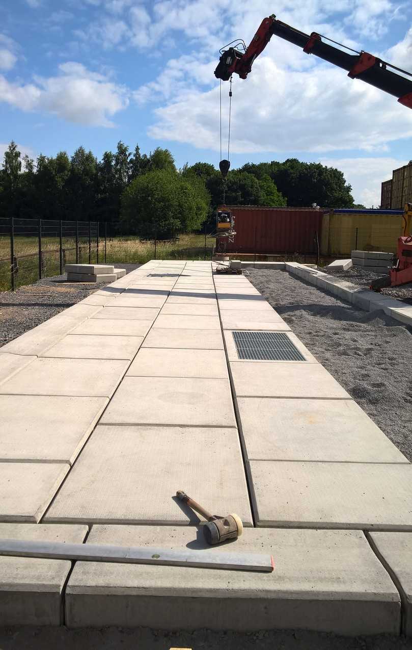 Zur Gestaltung flüssigkeitsdichter Flächen bietet NeutraDens 20 verschiedenen Platten-, Rinnen-, Ablauf- und Bordsteinelemente. | Foto: Mall Zur Gestaltung flüssigkeitsdichter Flächen bietet NeutraDens 20 verschiedenen Platten-, Rinnen-, Ablauf- und Bordsteinelemente. | Foto: Mall