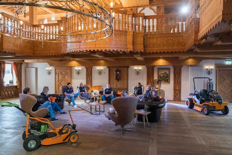 Zu Gast bei AS-Motor: Diskussionsrunde über ökologisch orientierte Grünflächenpflege. | Foto: AriensCo GmbH Zu Gast bei AS-Motor: Diskussionsrunde über ökologisch orientierte Grünflächenpflege. | Foto: AriensCo GmbH