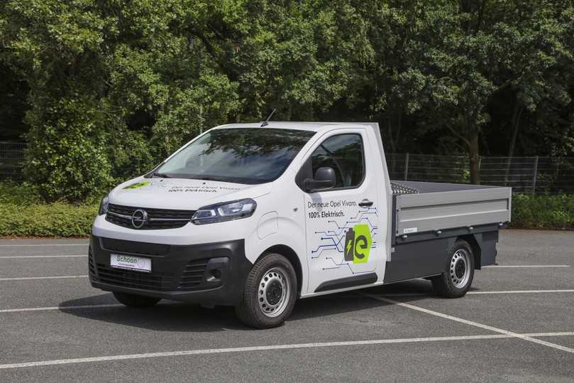 Bereits im Sommer 2020 hat die leistungsstarke und relativ günstige E-Varianten von Opel Vivaro-e (hier mit Pritsche von Schoon) für Furore gesorgt. | Foto: Opel Bereits im Sommer 2020 hat die leistungsstarke und relativ günstige E-Varianten von Opel Vivaro-e (hier mit Pritsche von Schoon) für Furore gesorgt. | Foto: Opel