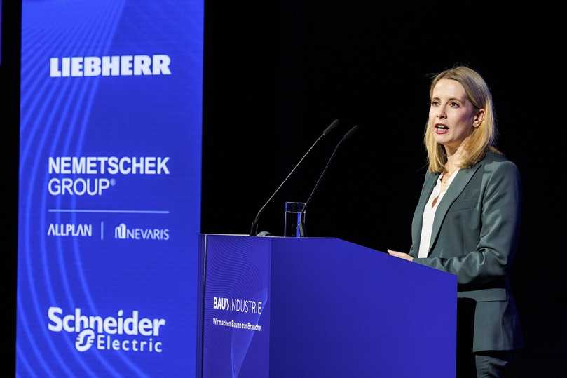 Sicherte eine erleichterte Baulandvergabe für Kommunen zu: Bundesbauministerin Verena Hubertz auf dem Tag der Bauindustrie 2025 in Berlin. | Foto: Dirk Bleicker