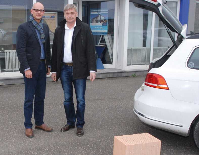 Marketingleiter Reinhard Tyrok (l.) und Friedbert Scharfe, Leiter Forschung und Entwicklung bei Franken Maxit, führten das Mörtelpad der bi-Redaktion im Vorfeld der BAU 2015 vor. | Foto: bi/stahn Marketingleiter Reinhard Tyrok (l.) und Friedbert Scharfe, Leiter Forschung und Entwicklung bei Franken Maxit, führten das Mörtelpad der bi-Redaktion im Vorfeld der BAU 2015 vor. | Foto: bi/stahn