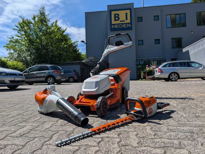 Die drei Testgeräte von Stihl mit dem Allpro Akku-System: Rasenmäher RMA 448 PV, Laubbläser BGA 250 und Heckenschere HSA 140.0 T. | Foto: B_I MEDIEN/Saric