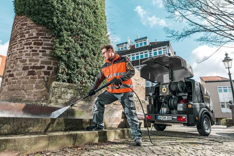 Für hartnäckige Fälle: Heißwasserreinigung mit Hochdrucktrailer. | Foto: Kärcher Für hartnäckige Fälle: Heißwasserreinigung mit Hochdrucktrailer. | Foto: Kärcher