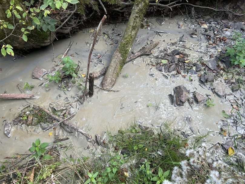 Der Bohrschlamm wurde in großen Mengen in einem Biotop abgeladen. | Foto: Polizei Prüm
