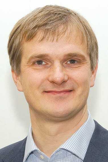 Dr. Henrik Weiß ist Dipl.-Ing. für Forstwirtschaft, öffentlich bestellter und vereidigter Sachverständiger für Gehölze, Schutz- und Gestaltungsgrün, Gehölzwertermittlung, Baumsanierung und Bewertung der Verkehrssicherheit und Inhaber von Büro Baum & Landschaft, Dresden.