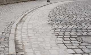 Kopfsteinpflaster neu verfugt und barrierefrei gestaltet