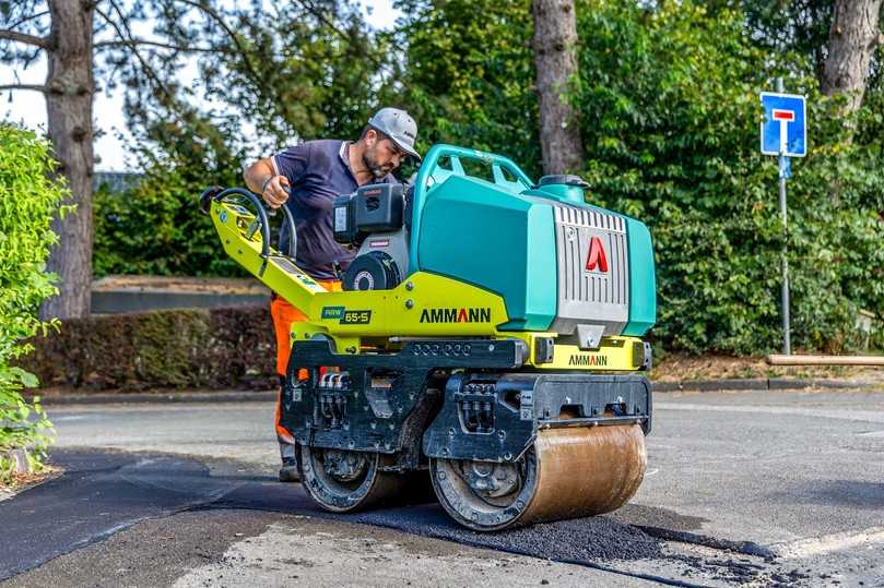 Mit der ARW 65-S lassen sich sowohl Erde und Schotter als auch Bitumen und Asphalt verdichten – ein kompaktes, wendiges Multitalent für den Wegebau. | Foto: Ammann