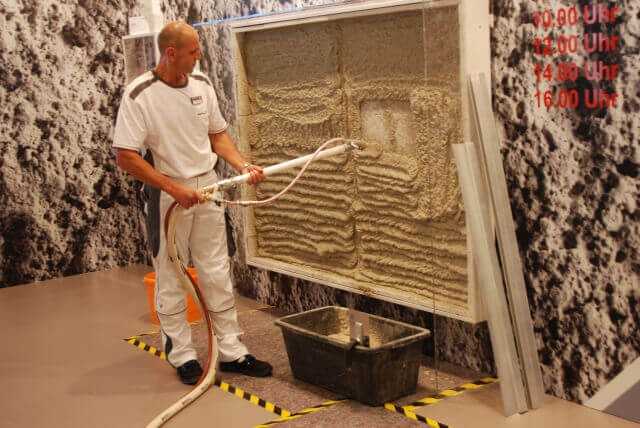 Spritzbare Wärmedämmung: Tri-O-Therm M von Schwenk kann bereits nach drei Stunden bearbeitet werden. | Foto: B_I/B.Stahn Spritzbare Wärmedämmung: Tri-O-Therm M von Schwenk kann bereits nach drei Stunden bearbeitet werden. | Foto: B_I/B.Stahn