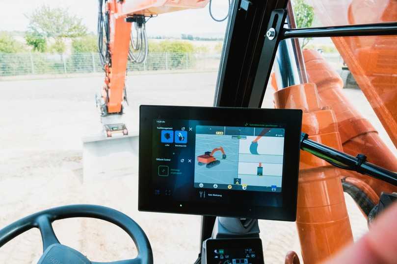 Dank Splitscreen lassen sich auf dem 10-Zoll-Display mehrere Anwendungen gleichzeitig anzeigen. | Foto: KTEG
