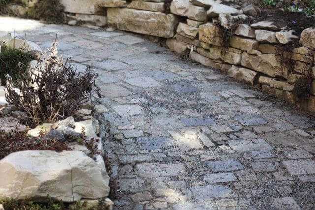 Das Natursteinpflaster rundet die gelungene Optik ab.