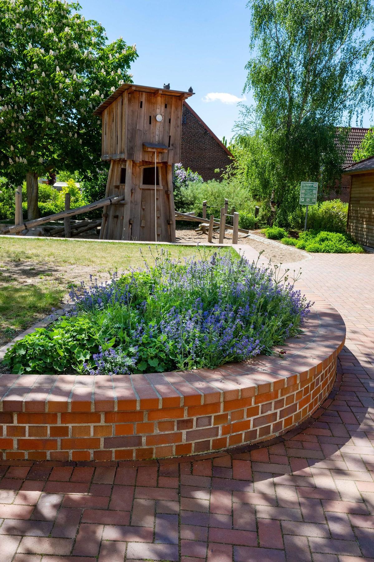Kirchgarten Löbnitz punkten die Vandersanden-Pflasterklinker der Sorte Meran nicht nur auf dem Boden, sondern säumen auch die Blumenbeete. | Foto: Vandersanden