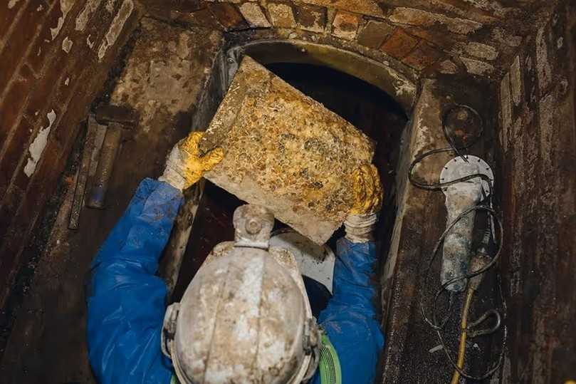 Entnahme einer Materialprobe nach 40 Jahren Betriebszeit zur Feststellung der Materialeigenschaften | Foto: Aarsleff Rohrsanierung GmbH