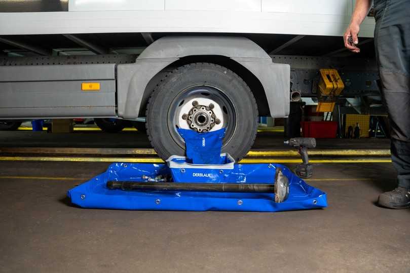 Die faltbare Unterlegwanne ist flexibel und schützt den Boden. | Foto: DERBLAUE