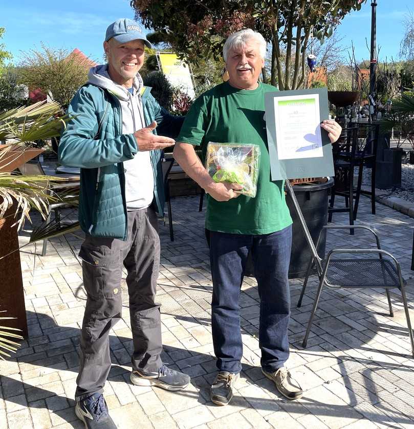 Martin Sandkühler (links), Regionalvorsitzender des VGL Bayern in der Oberpfalz, gratulierte Geschäftsführer Siegfried Kahl zum Firmenjubiläum. | Foto: Veronika Nachtmann