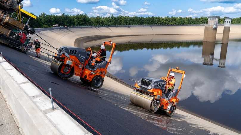 Walzeneinsatz am Hang | Foto: Wirtgen