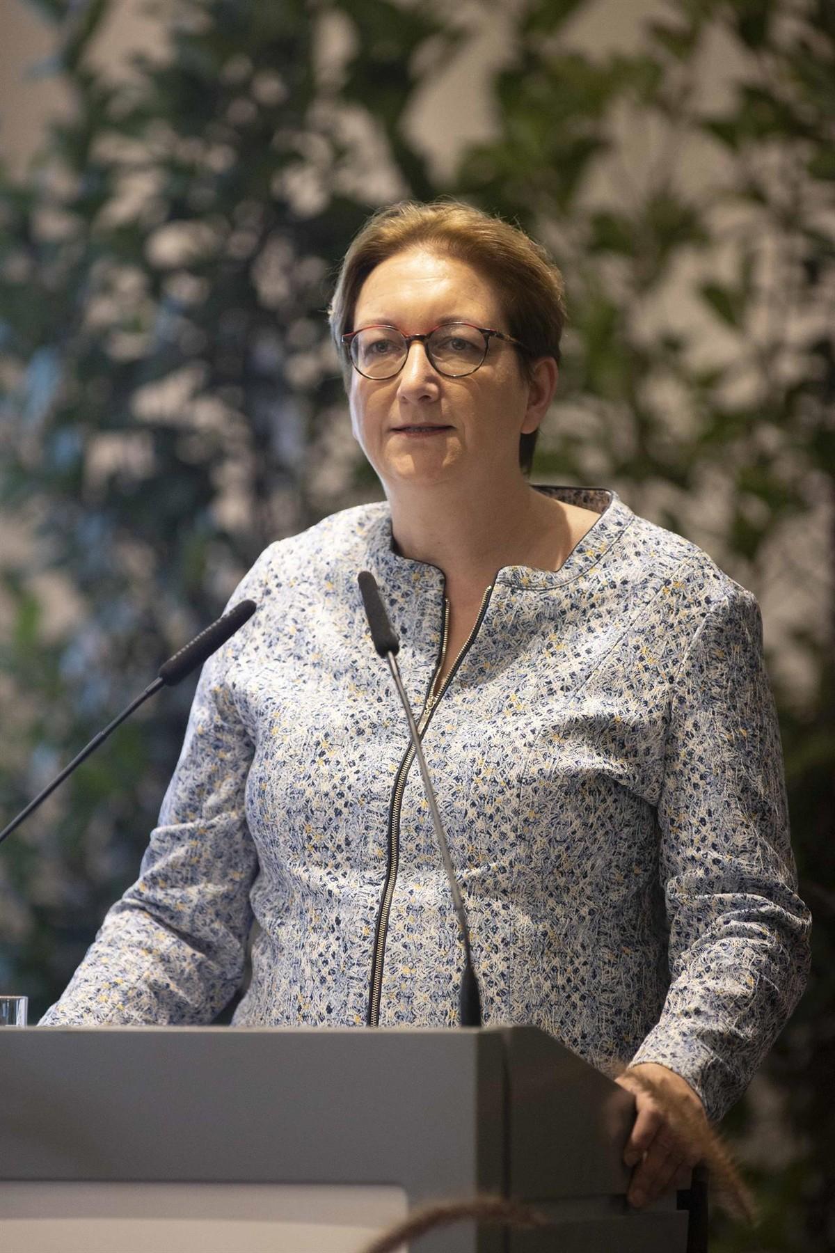 Grün in der Stadt funktioniere wie eine natürliche Klimaanlage: Bundesministerin Geywitz (Bündnis 90/Die Grünen) sprach über die Notwendigkeit und Chancen öffentlicher Investitionen in grün-blaue Infrastruktur und den Umbau der Städte in klimaresiliente, lebenswerte Orte. | Foto: Bernhard Kreutzer/BGL Grün in der Stadt funktioniere wie eine natürliche Klimaanlage: Bundesministerin Geywitz (Bündnis 90/Die Grünen) sprach über die Notwendigkeit und Chancen öffentlicher Investitionen in grün-blaue Infrastruktur und den Umbau der Städte in klimaresiliente, lebenswerte Orte. | Foto: Bernhard Kreutzer/BGL