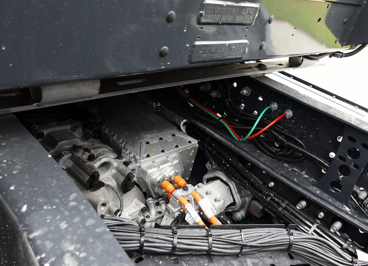 Vom zentral und längs im Chassis integrierten Elektromotor ist von oben kaum zu sehen. Nur der Inverter ist gut erkennbar. | Foto: rod / fh