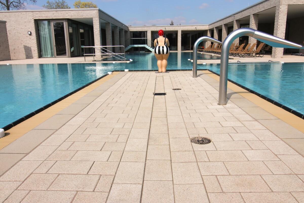 Durch die Wahl eines optimal passenden Pflastersteins sollte der Eindruck eines modernen und hochwertigen Bades betont werden. 