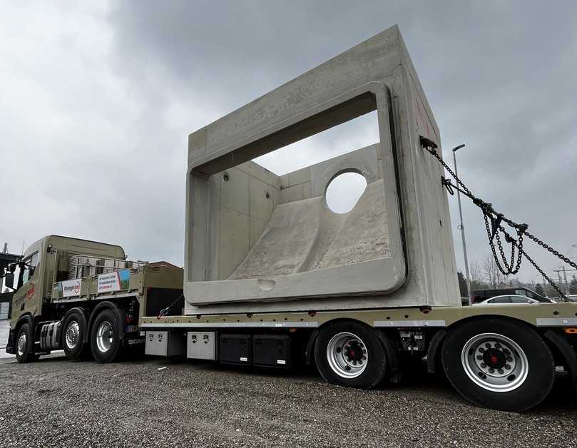Die Bauteile wiegen gut 40 t. Um Gewicht für das Einheben in den Kanalgraben zu reduzieren, wurden die Schächte für die Stauraumkänale zweigeteilt geplant. | Foto: Hans Rinninger u. Sohn GmbH u. Co. KG Die Bauteile wiegen gut 40 t. Um Gewicht für das Einheben in den Kanalgraben zu reduzieren, wurden die Schächte für die Stauraumkänale zweigeteilt geplant. | Foto: Hans Rinninger u. Sohn GmbH u. Co. KG