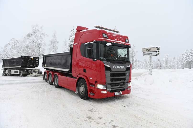 Der Scania 560 R 8x4/4 mit Hiab-Hakenlift verfĂĽgt ĂĽber ein Doppelachsaggregat mit Achslastverschiebung. | Foto: Quatex Der Scania 560 R 8x4/4 mit Hiab-Hakenlift verfĂĽgt ĂĽber ein Doppelachsaggregat mit Achslastverschiebung. | Foto: Quatex