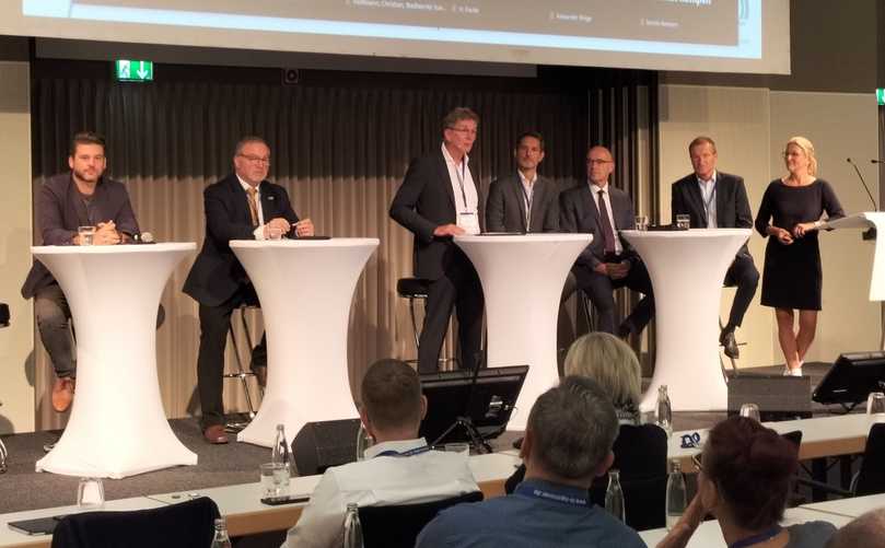 Gesprächsrunde als neuer Kommunikationsbaustein des Deutschen Schlauchlinertags. V.l.n.r.: Dr. Sissis Kamarianakis, Uwe Neuschäfer, Moderator Artur zu Eulenburg, Albert Kappauf, Markus Vogel, Michael Hippe, Reinhild Haacker. | Foto: B_I/Valdix Gesprächsrunde als neuer Kommunikationsbaustein des Deutschen Schlauchlinertags. V.l.n.r.: Dr. Sissis Kamarianakis, Uwe Neuschäfer, Moderator Artur zu Eulenburg, Albert Kappauf, Markus Vogel, Michael Hippe, Reinhild Haacker. | Foto: B_I/Valdix