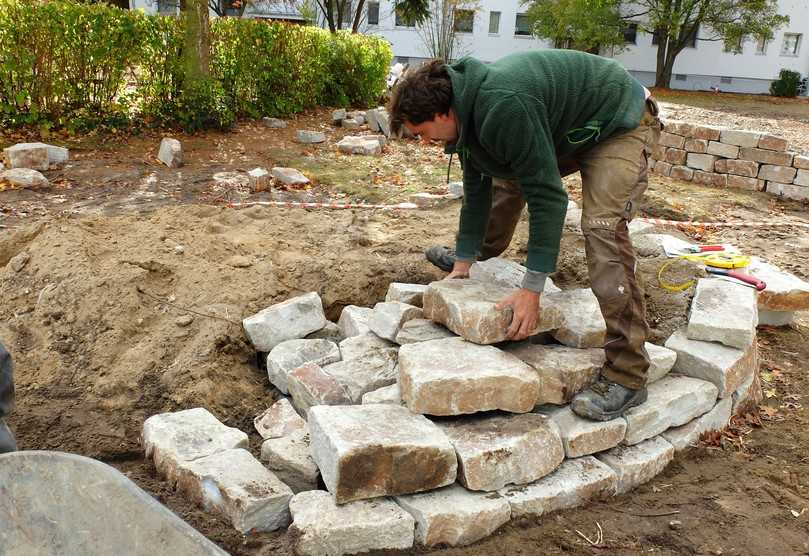 Ohne harte Arbeit geht es nicht: Hier entsteht eine naturnahe Fläche. | Foto: Stiftung für Mensch und Umwelt Ohne harte Arbeit geht es nicht: Hier entsteht eine naturnahe Fläche. | Foto: Stiftung für Mensch und Umwelt