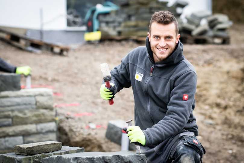 Manuel Fien ist Teilzeit-Mitarbeiter im Gartenforum, er hat eine Vier-Tage-Woche. | Foto: Ulrike Sommer Manuel Fien ist Teilzeit-Mitarbeiter im Gartenforum, er hat eine Vier-Tage-Woche. | Foto: Ulrike Sommer