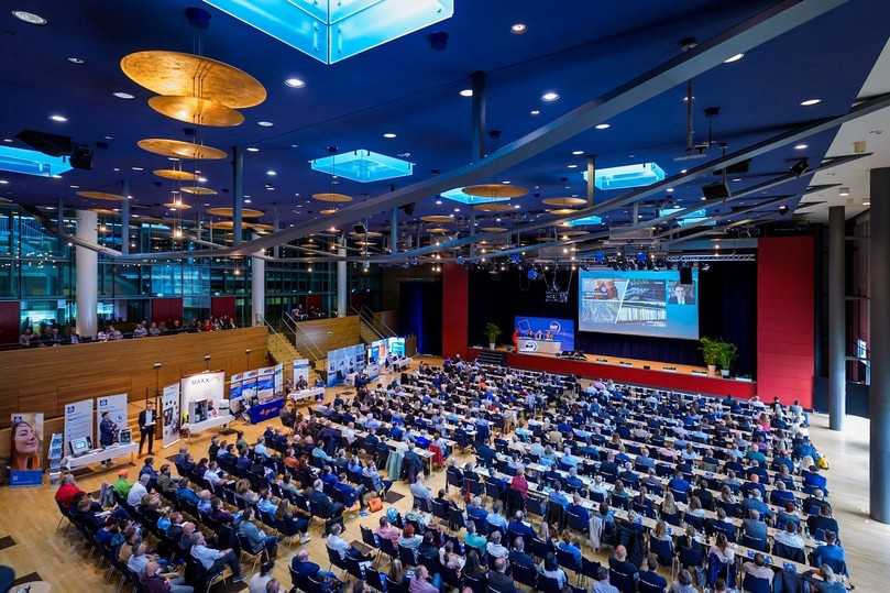 Blick in den gut gefüllten Saal der Dresdner Abwassertagung 2025: Fachpublikum verfolgte Vorträge zu Technik, Klimaschutz und europäischer Regulierung. | Foto: André Wirsig