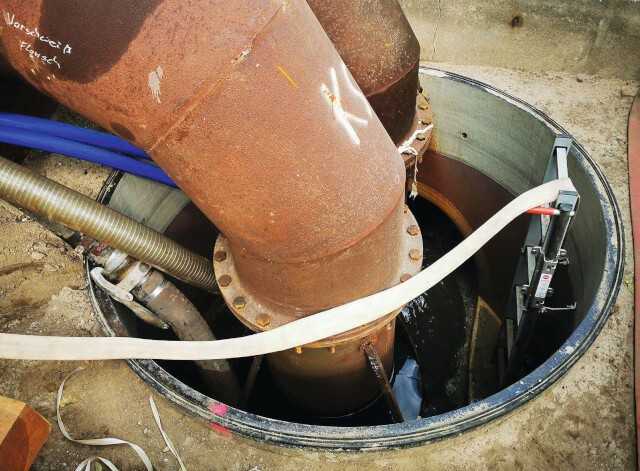 Der Auslauf der Abwasserumleitung Stahl DN 600 in den GFK- Schacht DN 2000 | Foto: Amiblu