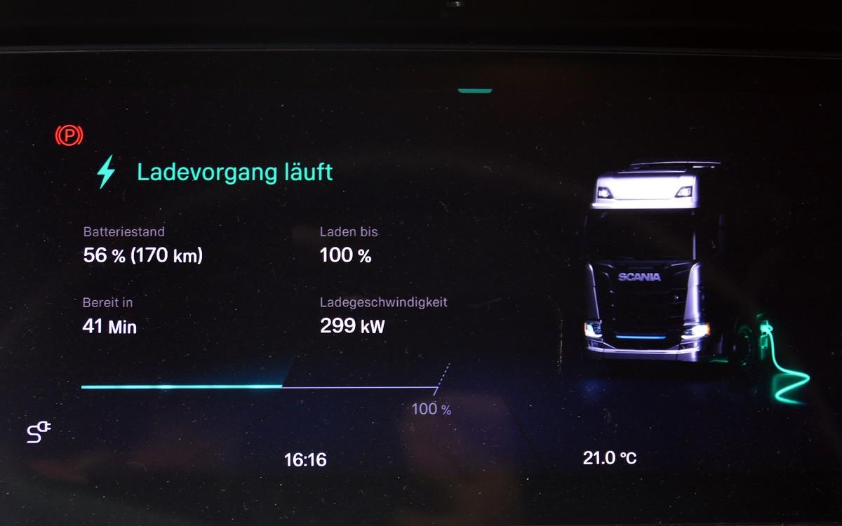 Alle wichtigen Daten zum Ladevorgang wie Batteriestand, Ladegeschwindigkeit oder restliche Ladedauer zeigt das digitale Display an. | Foto: rod / fh