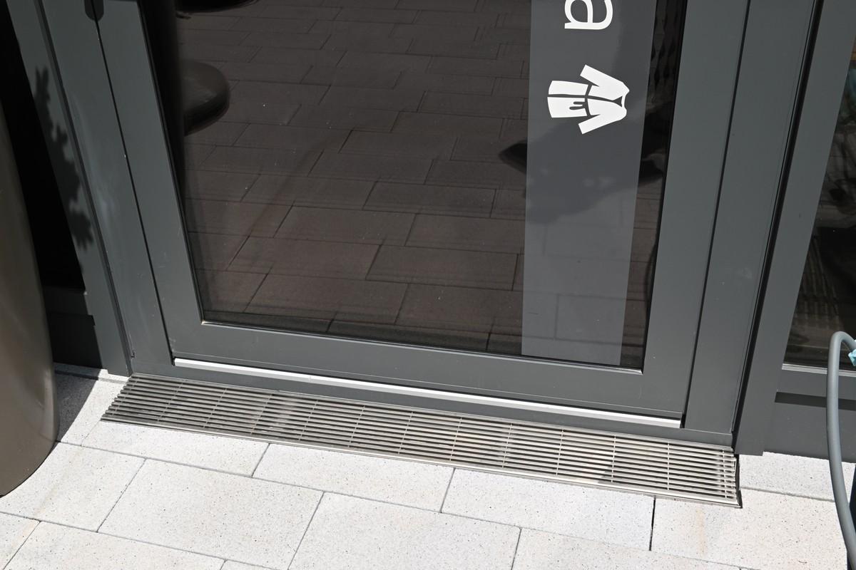 Längsstabroste aus Edelstahl mit einer Stabstärke von 7 x 7 mm bilden die Abdeckung der Drainagerinnen. | Foto: Richard Brink GmbH & Co. KG