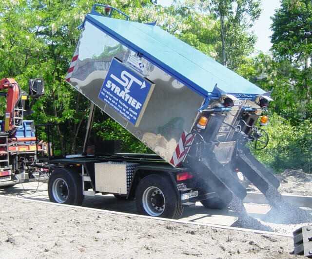Technische Entwicklung angestoßen: Der in Berlin mittlerweile etablierte Thermobehälter. Er ermöglicht es, die nach punktuellen Aufgrabungen benötigten kleinen Mengen Walzasphalt mit der für einen fachgerechten Einbau erforderlichen Temperatur auf die Baustelle zu liefern. | Foto: Lessing