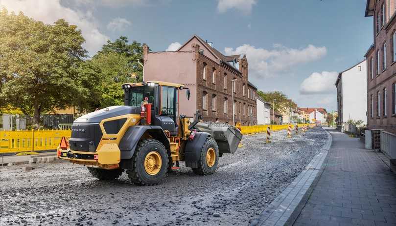 Der 17-Tonnen-Radlader Volvo L90 Electric bewältigt eine Kipplast von rund zehn Tonnen völlig abgasfrei und eignet sich damit besonders für emissionsfreie Einsätze im innerstädtischen Tiefbau, beim Materialumschlag oder im Landschaftsbau. | Foto: B_I MEDIEN